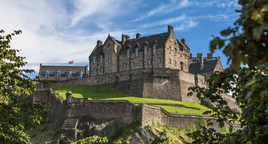 Immerse yourself in the history of Edinburgh Castle and the beauty of Scotland’s capital city