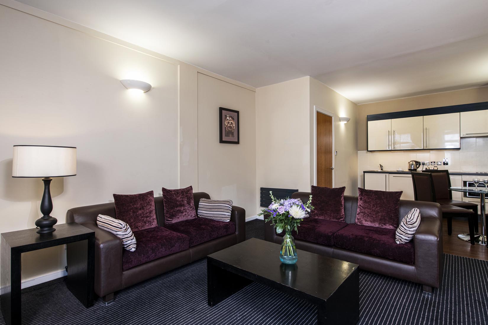 2 bedroom deluxe serviced apartments flat in Glasgow living area & kitchen