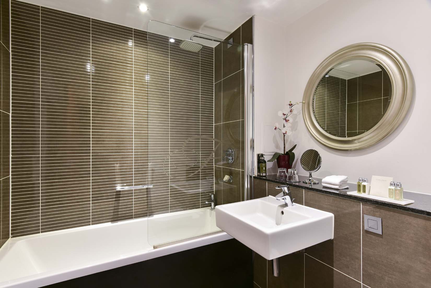 studio executive apartments rooms glasgow bathroom with bathtub
