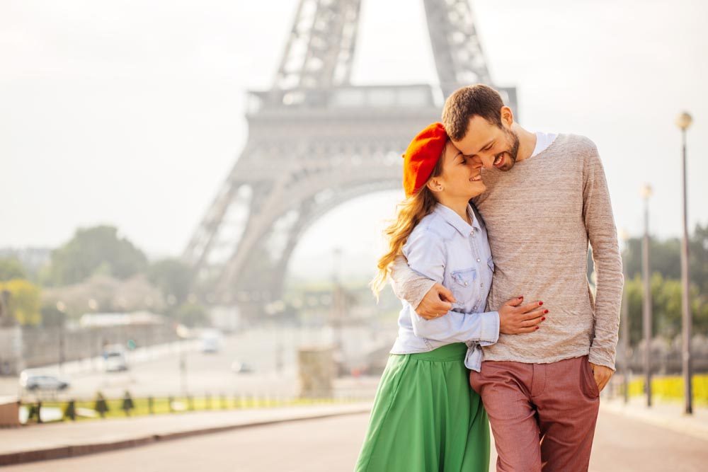 Couple by Eiffel Tower, things to do on Valentine’s Day in February in Paris