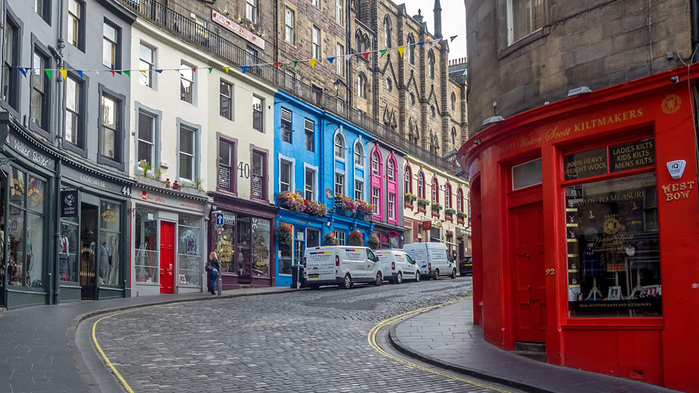 Shopping on Victoria Street, best things to do in Edinburgh