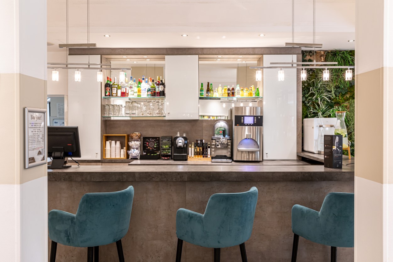 Overview of Lobby Bar at Paris La Défense Hotel
