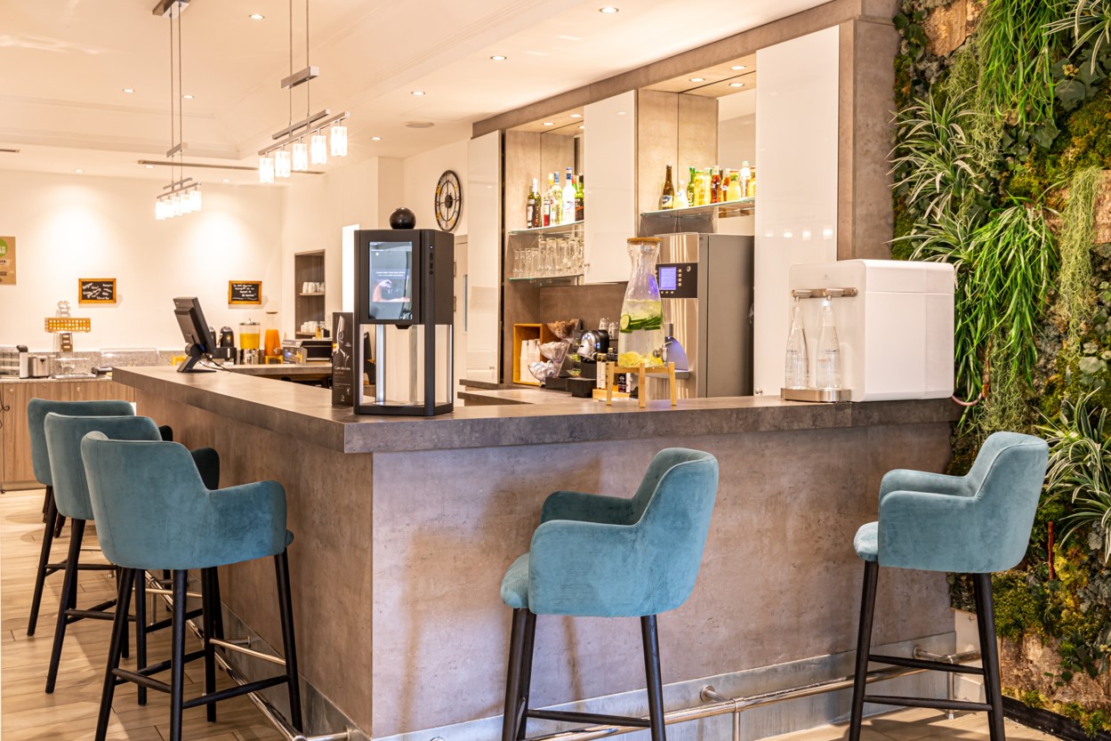 Overview of Lobby Bar at Paris La Défense Hotel