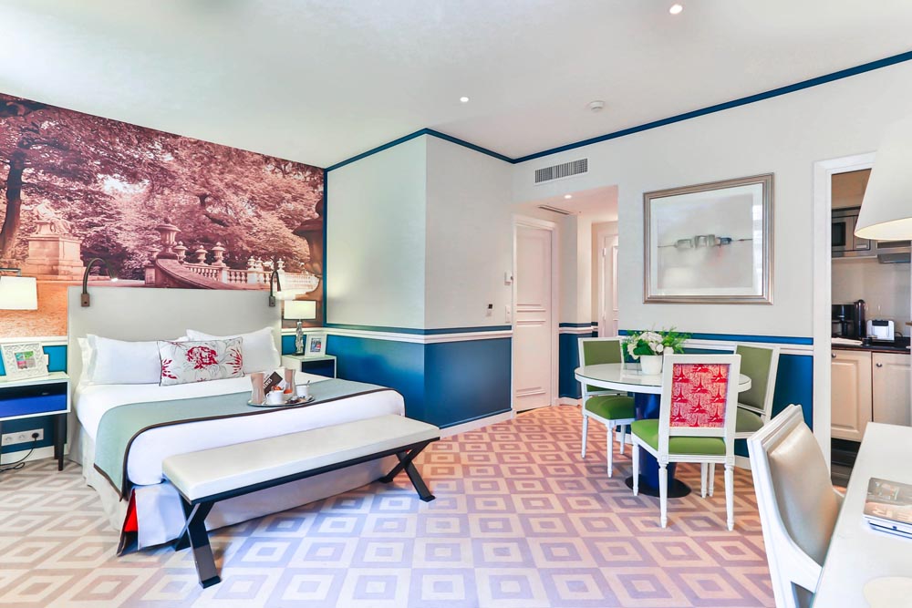 Deluxe Suite bedroom in Paris