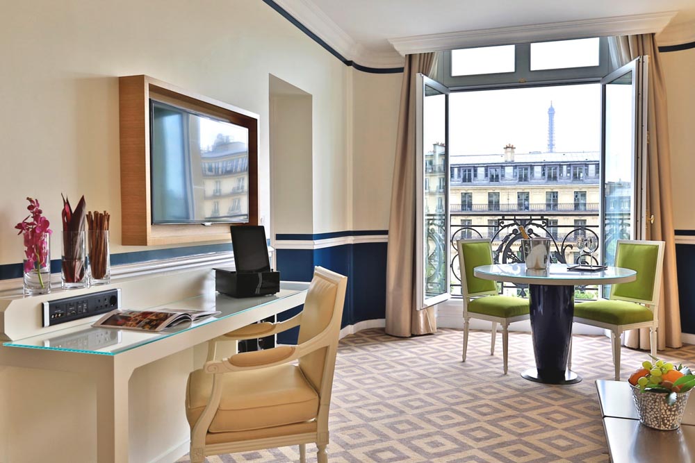 Living area & Balcony of One Bedroom Executive Suite, 1 bed flat paris in Paris 