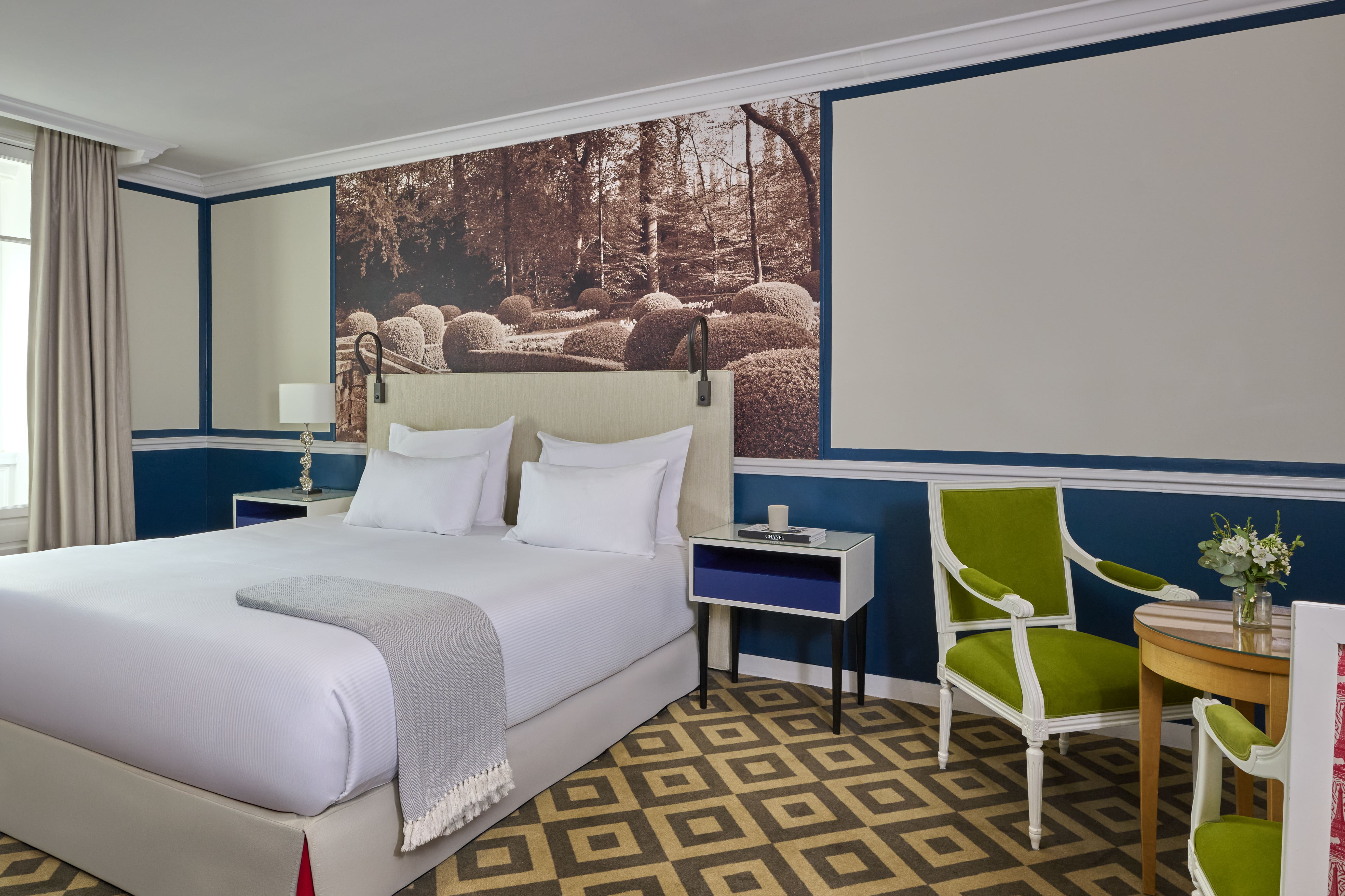 One Bedroom Executive Suite - Champs-Elysées view