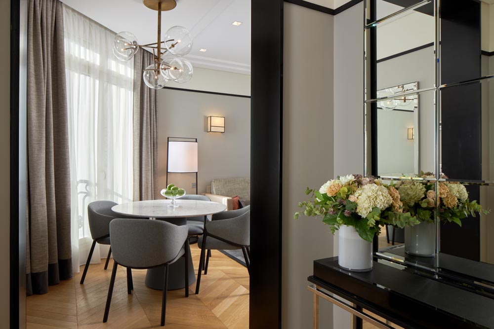 Dining area of One Bedroom Premier Suite, Serviced Apartment In Paris