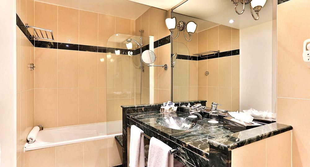 Bathroom of Two Bedroom Deluxe Suite, Serviced Apartment in Paris