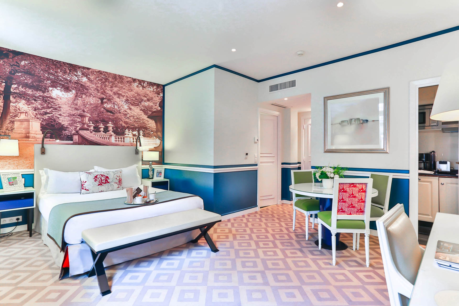 Deluxe Suite bedroom in Paris 