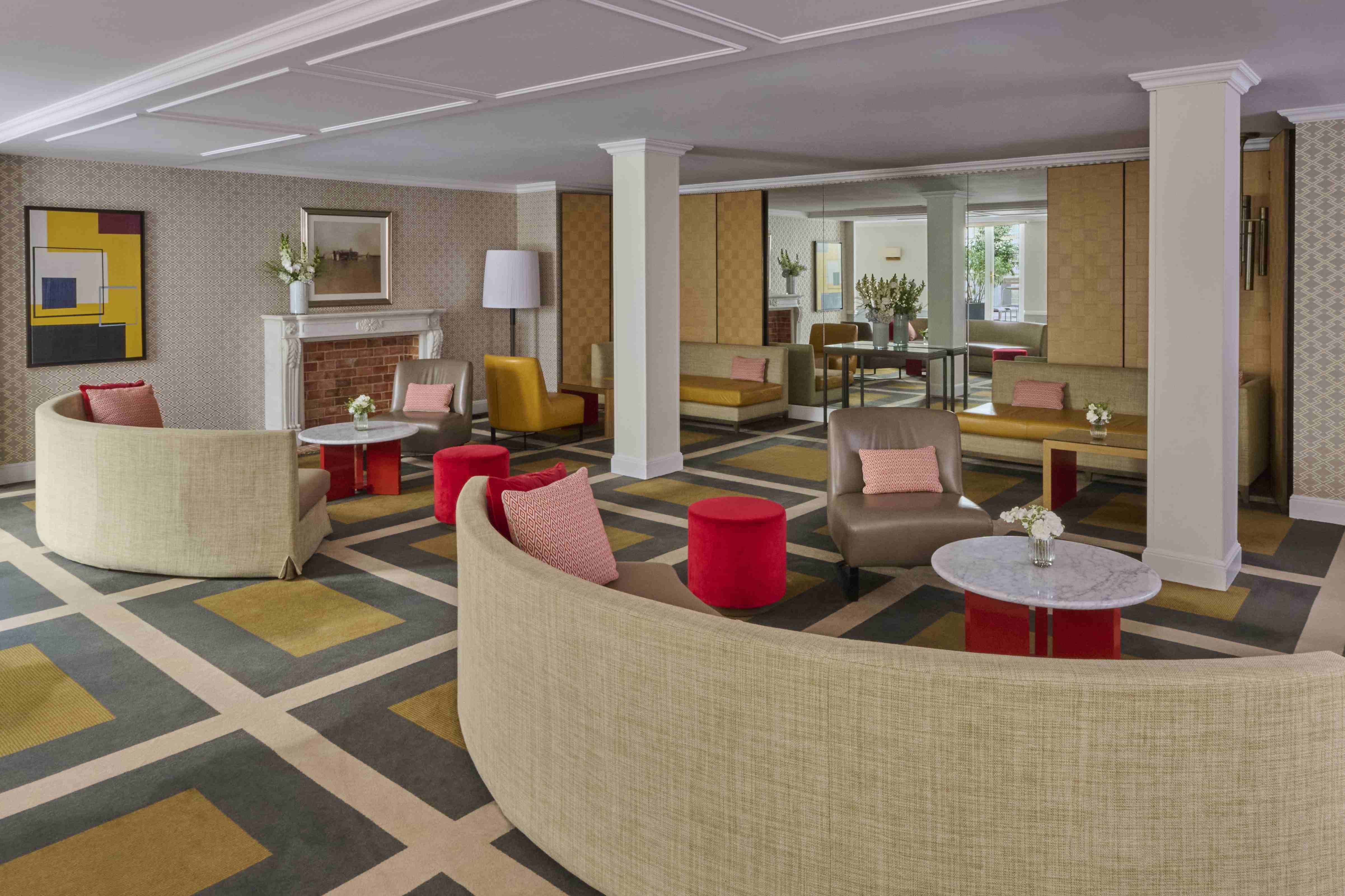 Meeting space at Fraser Suites Le Claridge hotel apartment for long term stay in Paris