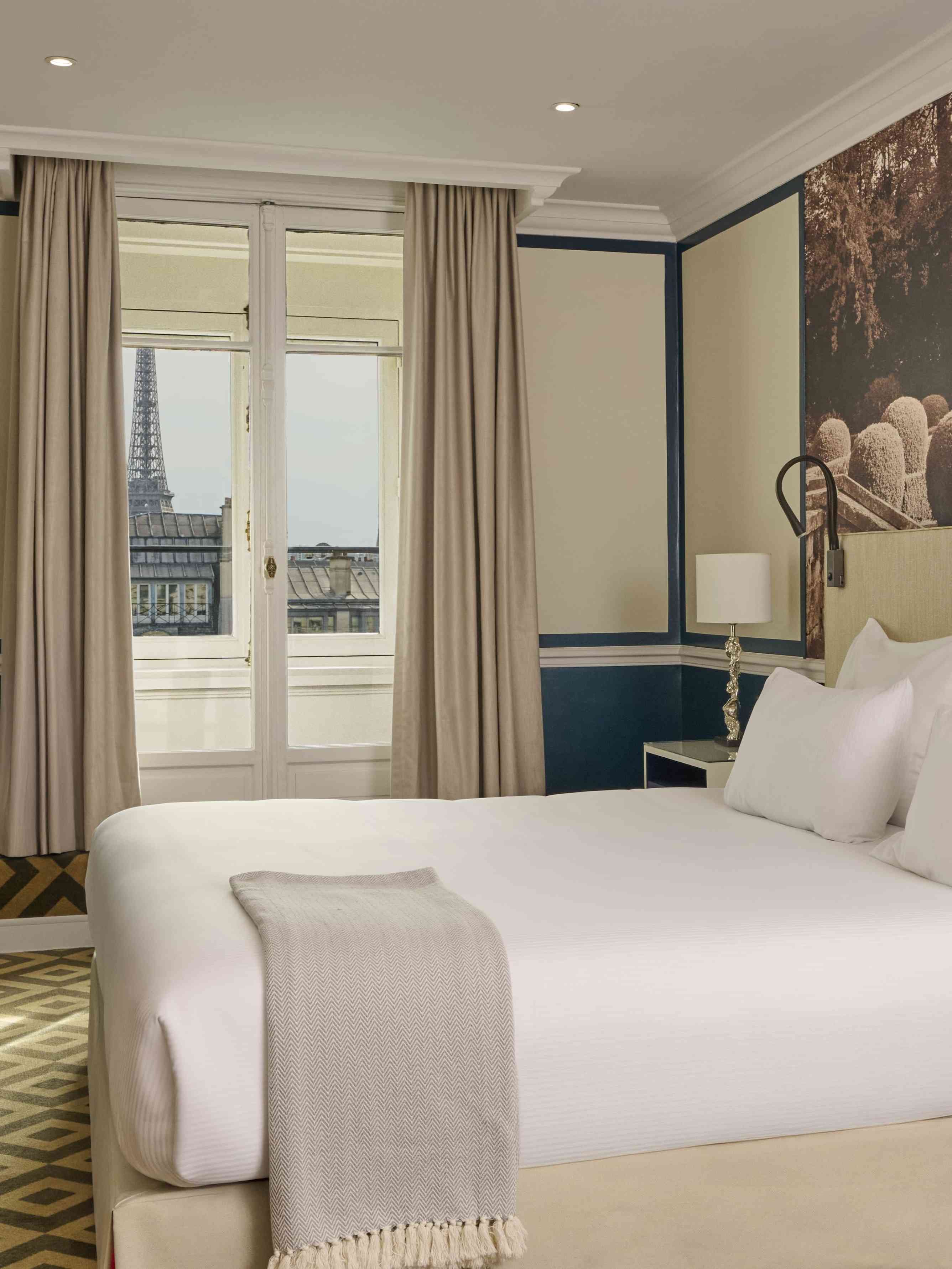 One Bedroom Executive Suite – Champs-Elysées view