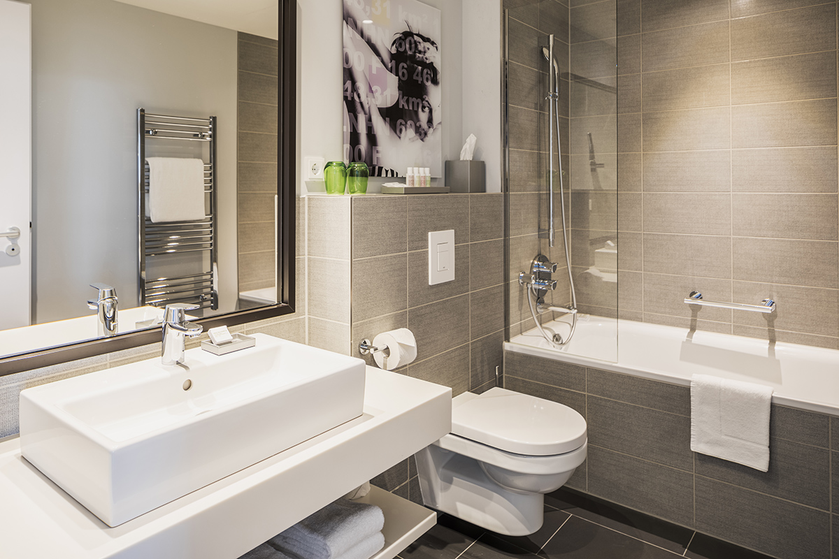Bathroom with bathtub of One Bedroom Deluxe Apartment in Frankfurt, Germany