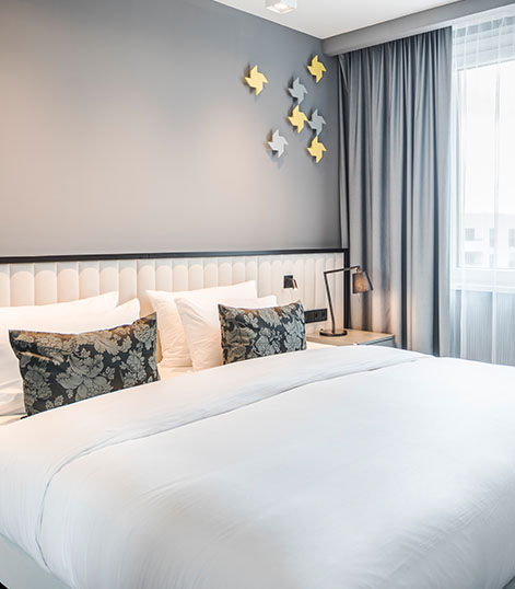 King size bed of One Bedroom Deluxe Apartment in Frankfurt, Germany