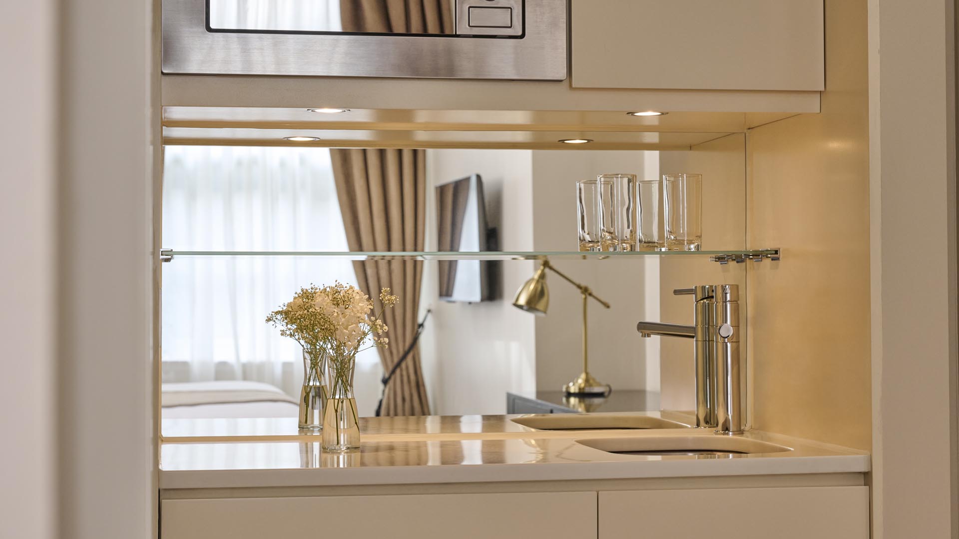 Kitchenette of Classic Deluxe Twin Room at Fraser aparthotel in Edinburgh