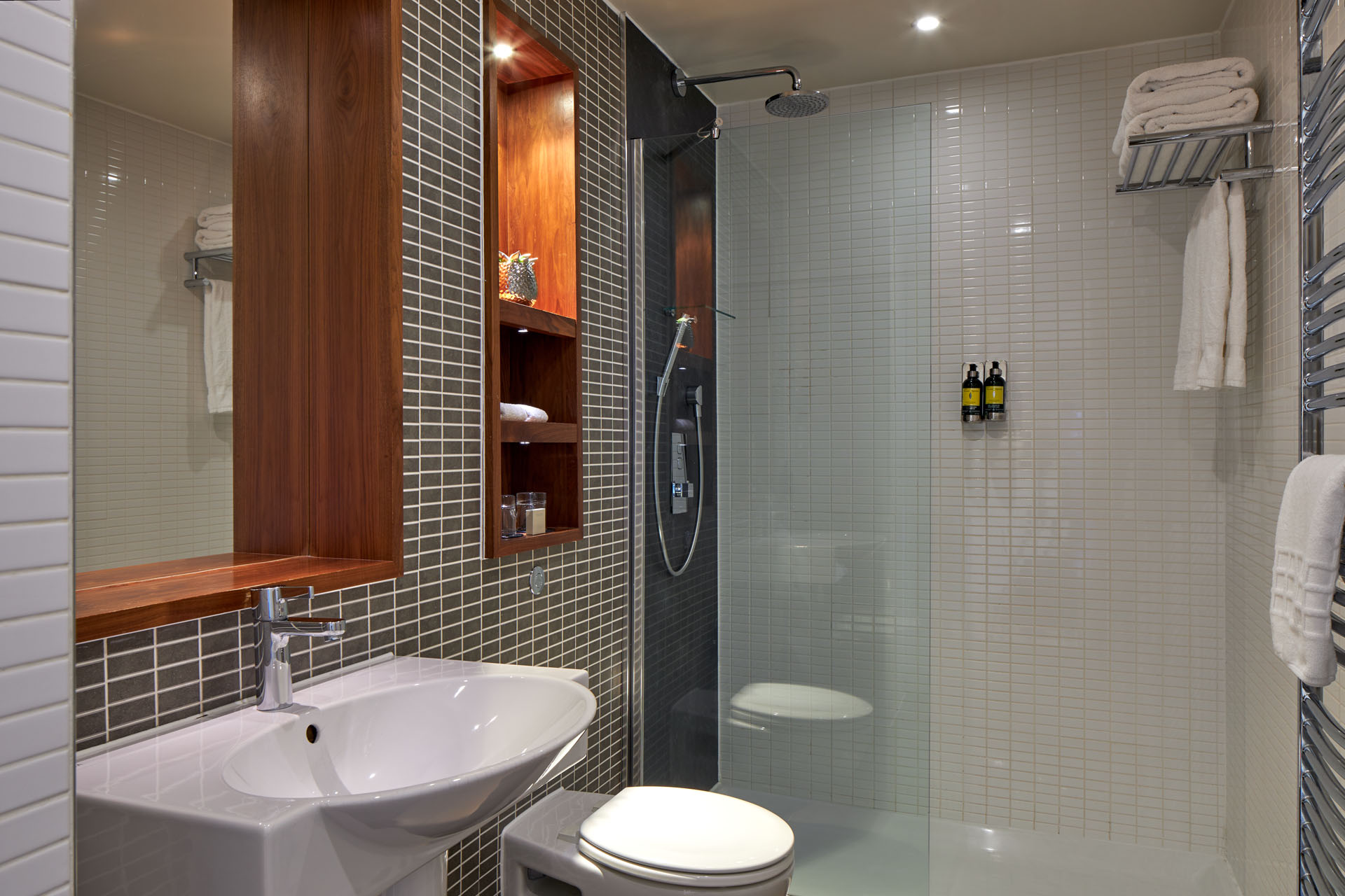 Bathroom of Classic Deluxe Twin Room at Fraser aparthotel in Edinburgh