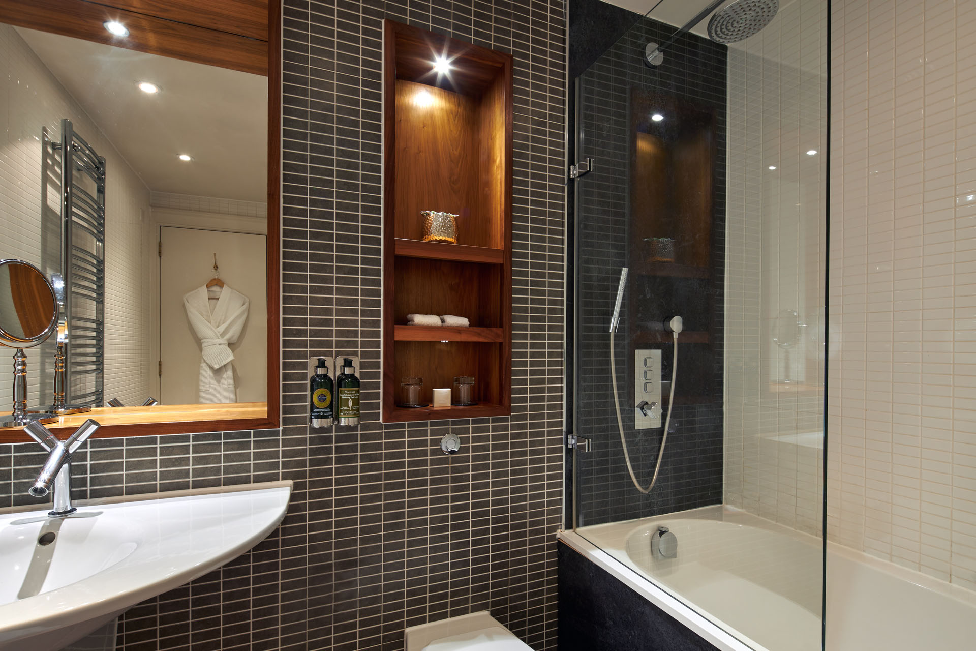 Ensuite bathroom of Courant Suite in Edinburgh hotel