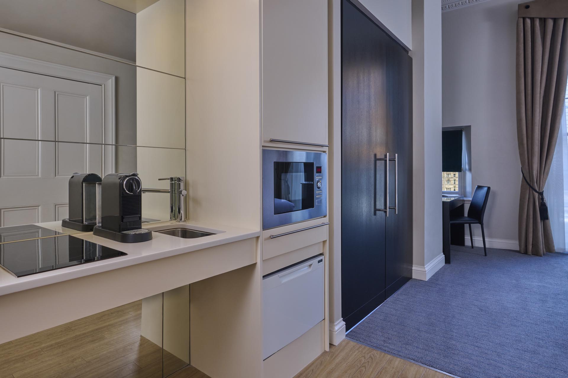 Living area of Studio Premier Apartment in Edinburgh with city view