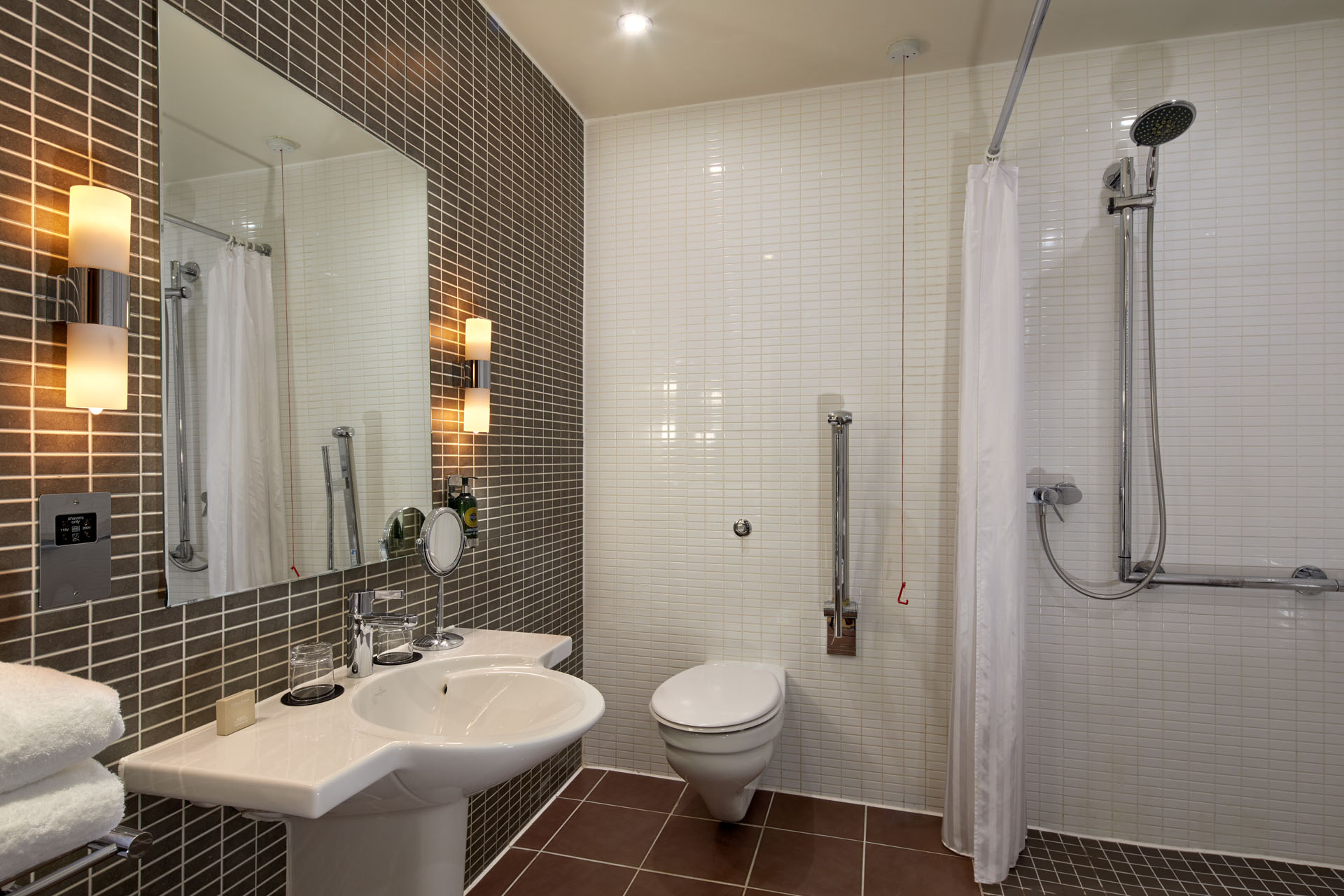Accessible Ensuite bathroom with of Studio Premier Apartment in Edinburgh
