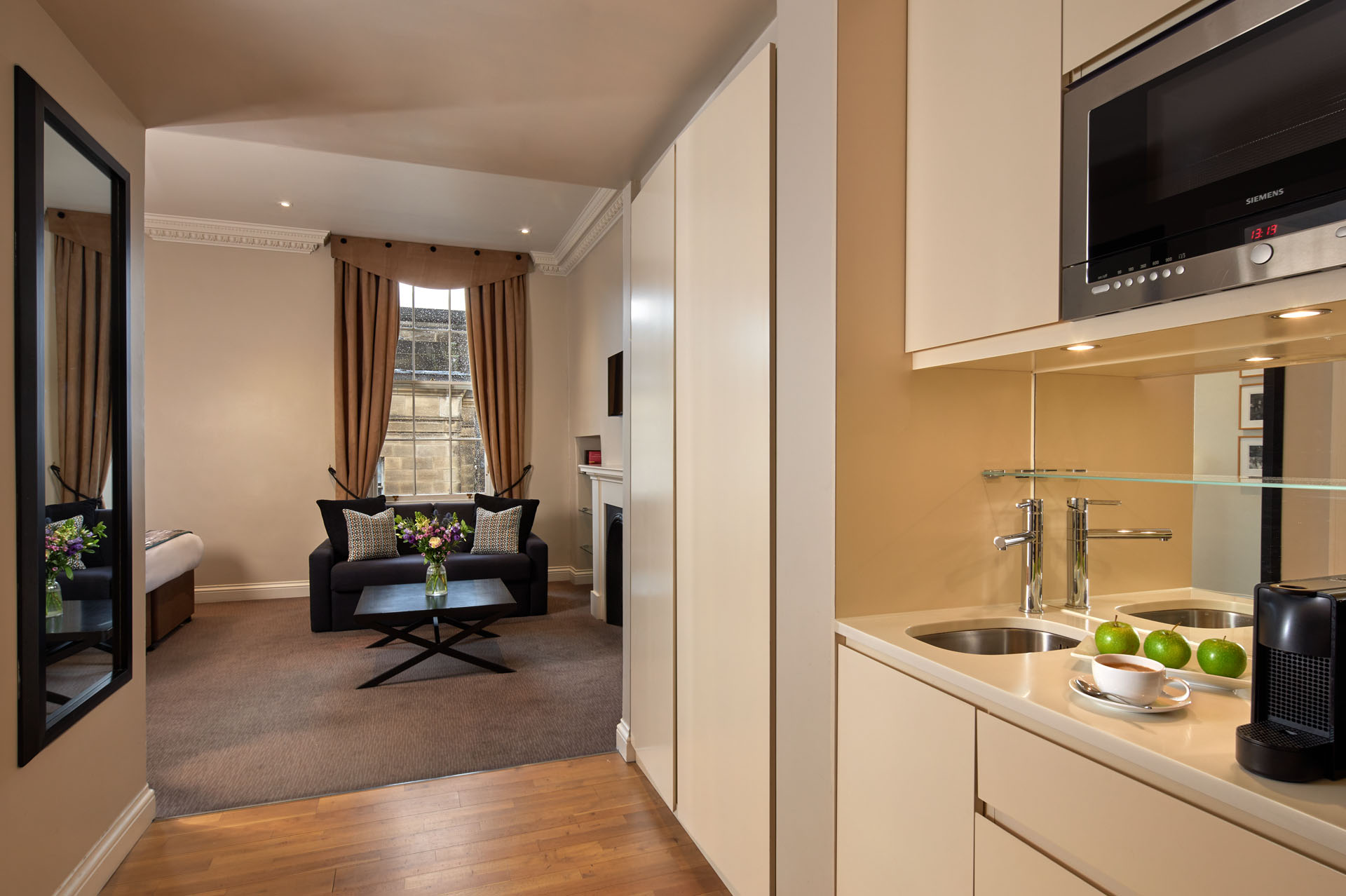 Fully furnished Studio Premier Apartment in Edinburgh with city view