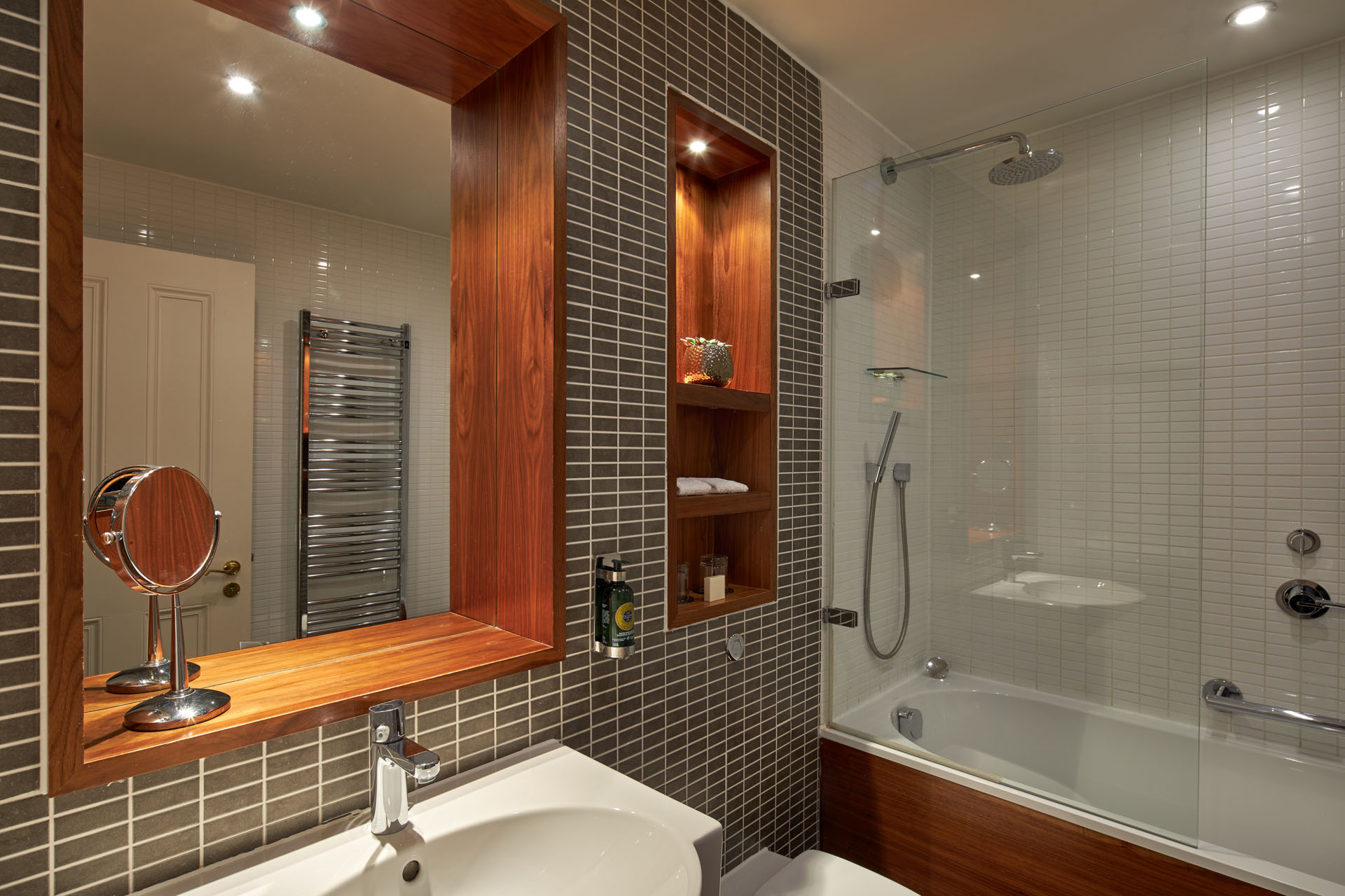 Ensuite bathroom with bathtube of Studio Premier Apartment in Edinburgh