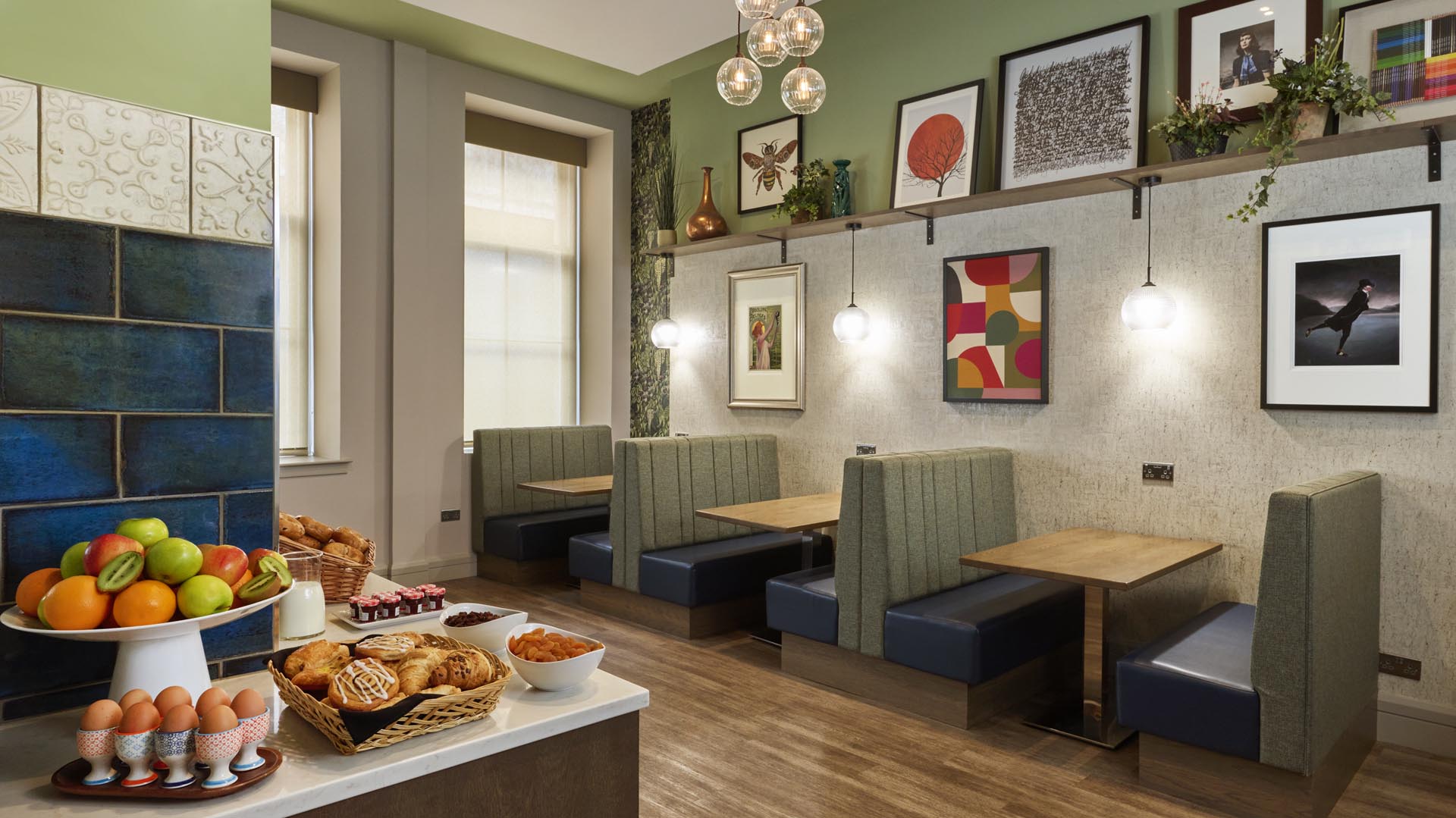 Breakfast corner of restaurant in Fraser Suites Glasgow serviced apartments