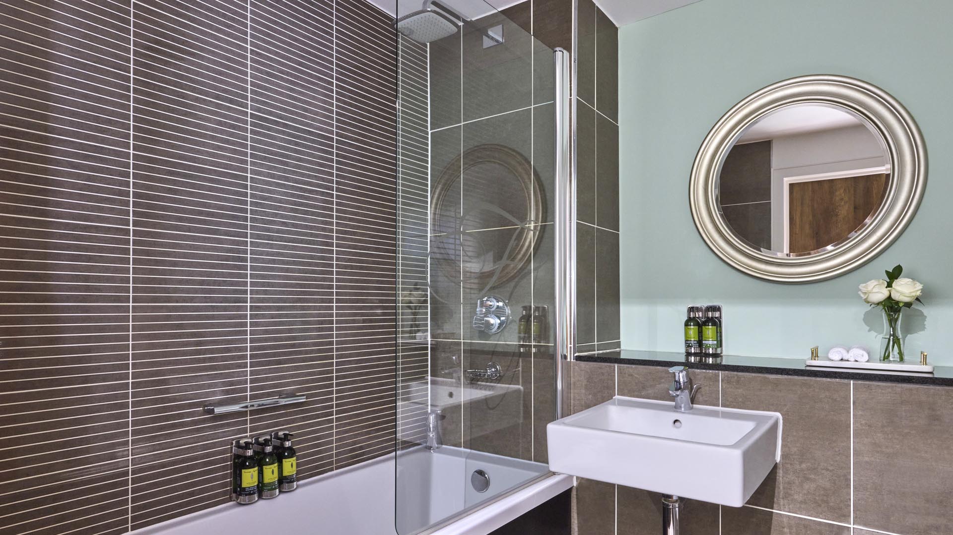 studio executive apartments rooms glasgow, bathroom