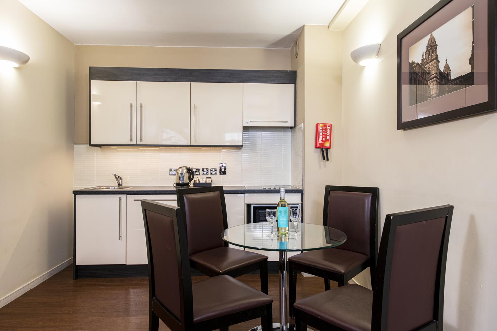 2 bedroom deluxe serviced -apartments flat in Glasgow -  kitchen