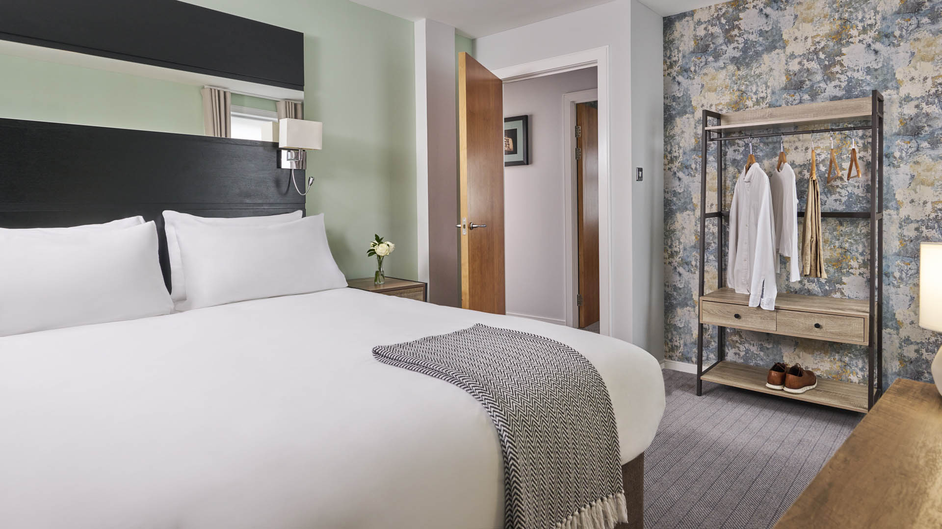 2 bedroom executive serviced apartments flat in Glasgow bedroom with view
