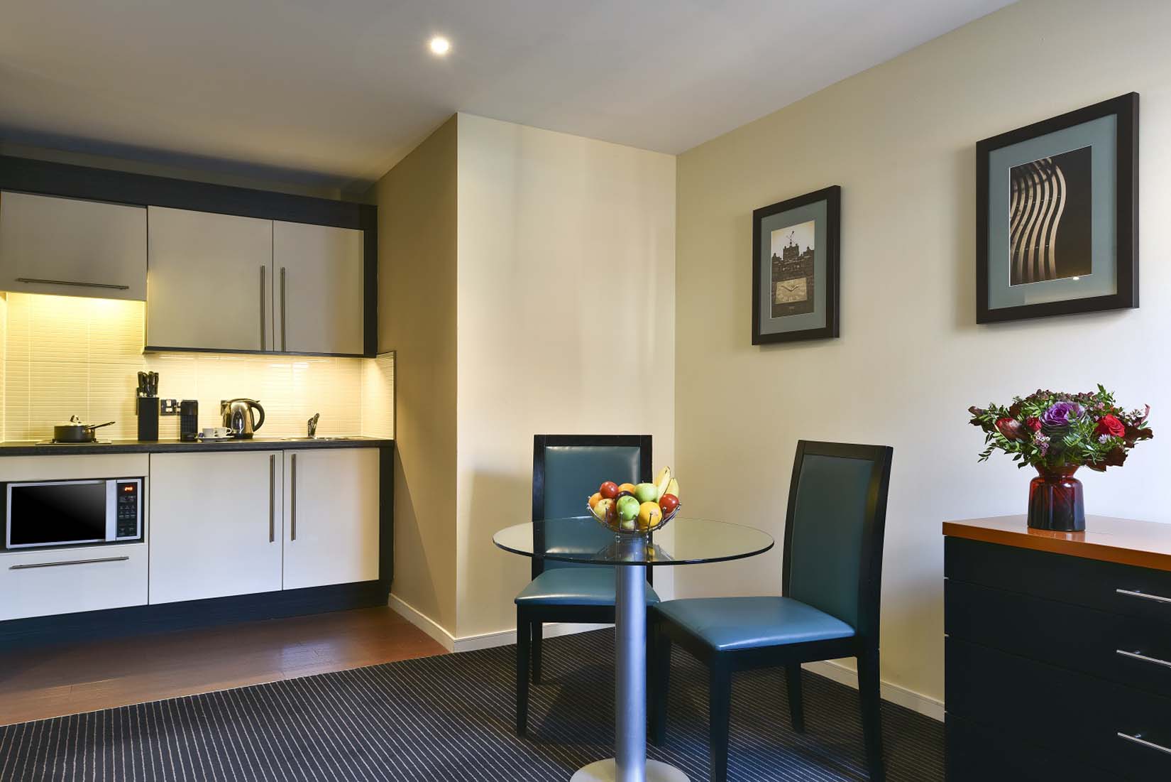 2 bedroom executive serviced apartments flat in Glasgow kitchen