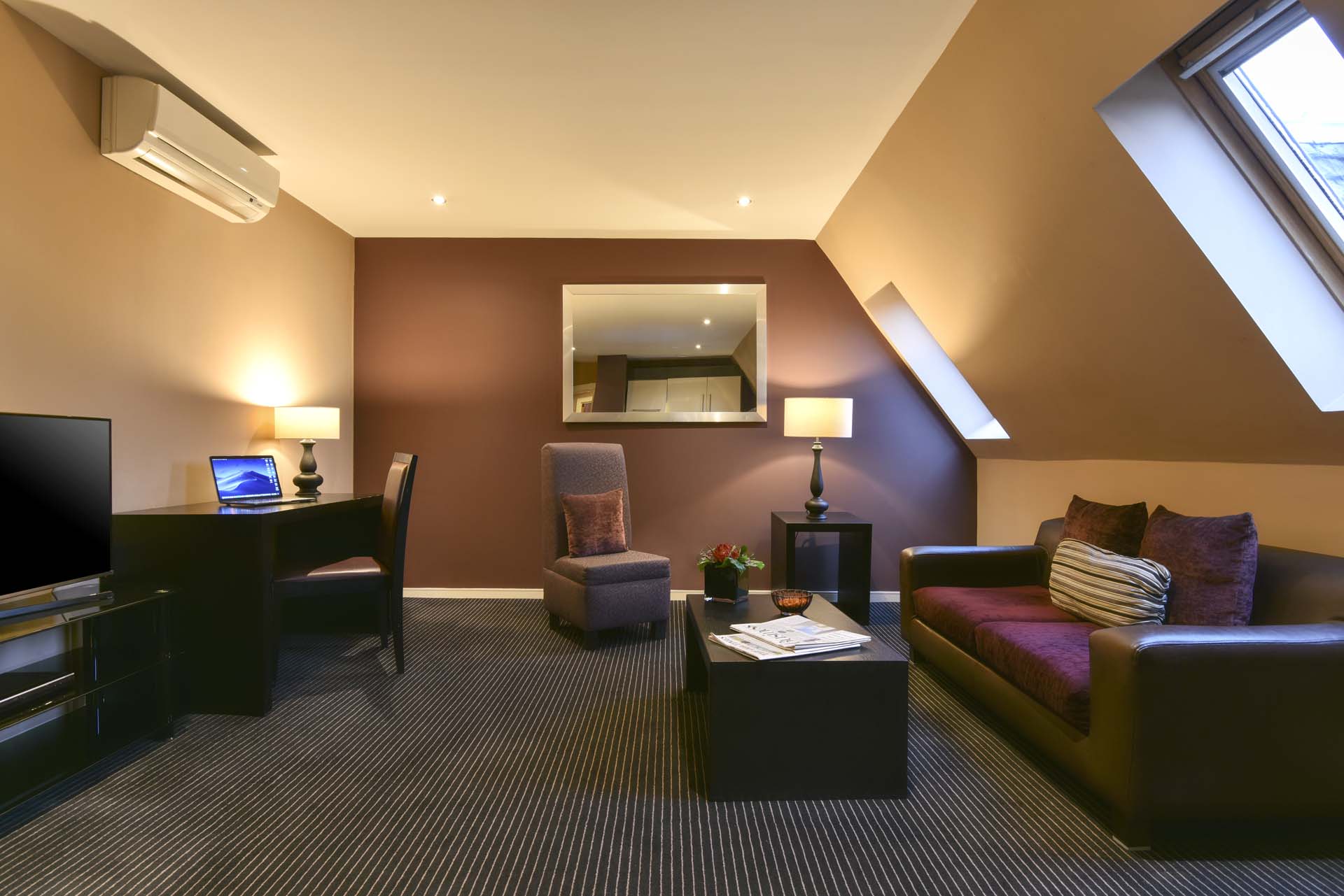 1 bedroom deluxe apartment flat to rent glasgow living area