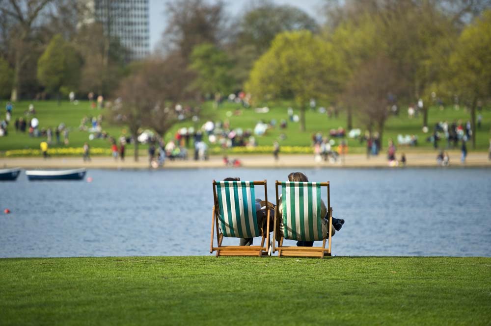 Couple relax in park enjoying best things to do in Kensington