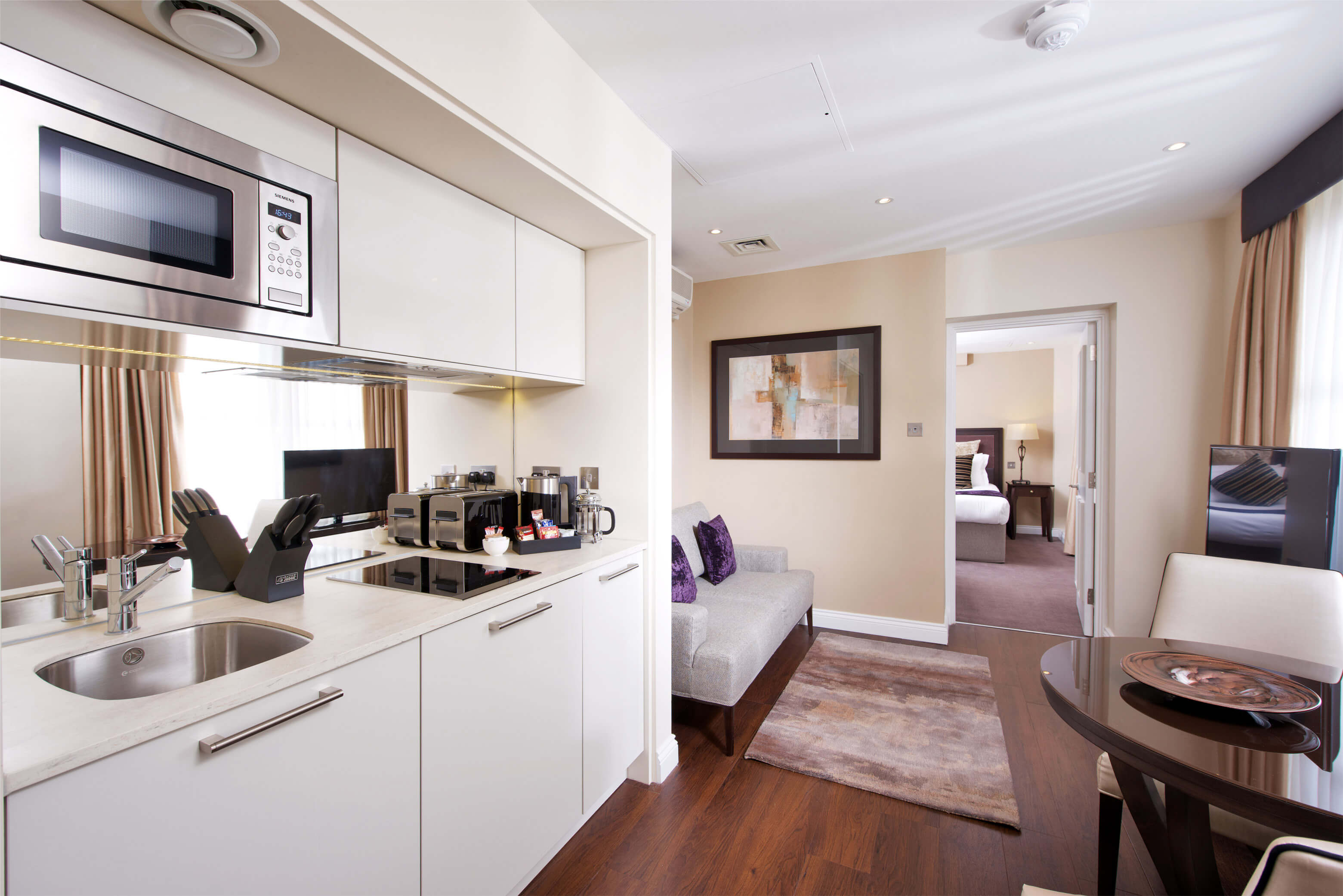 Fully-furnished Kitchen at family hotel in London