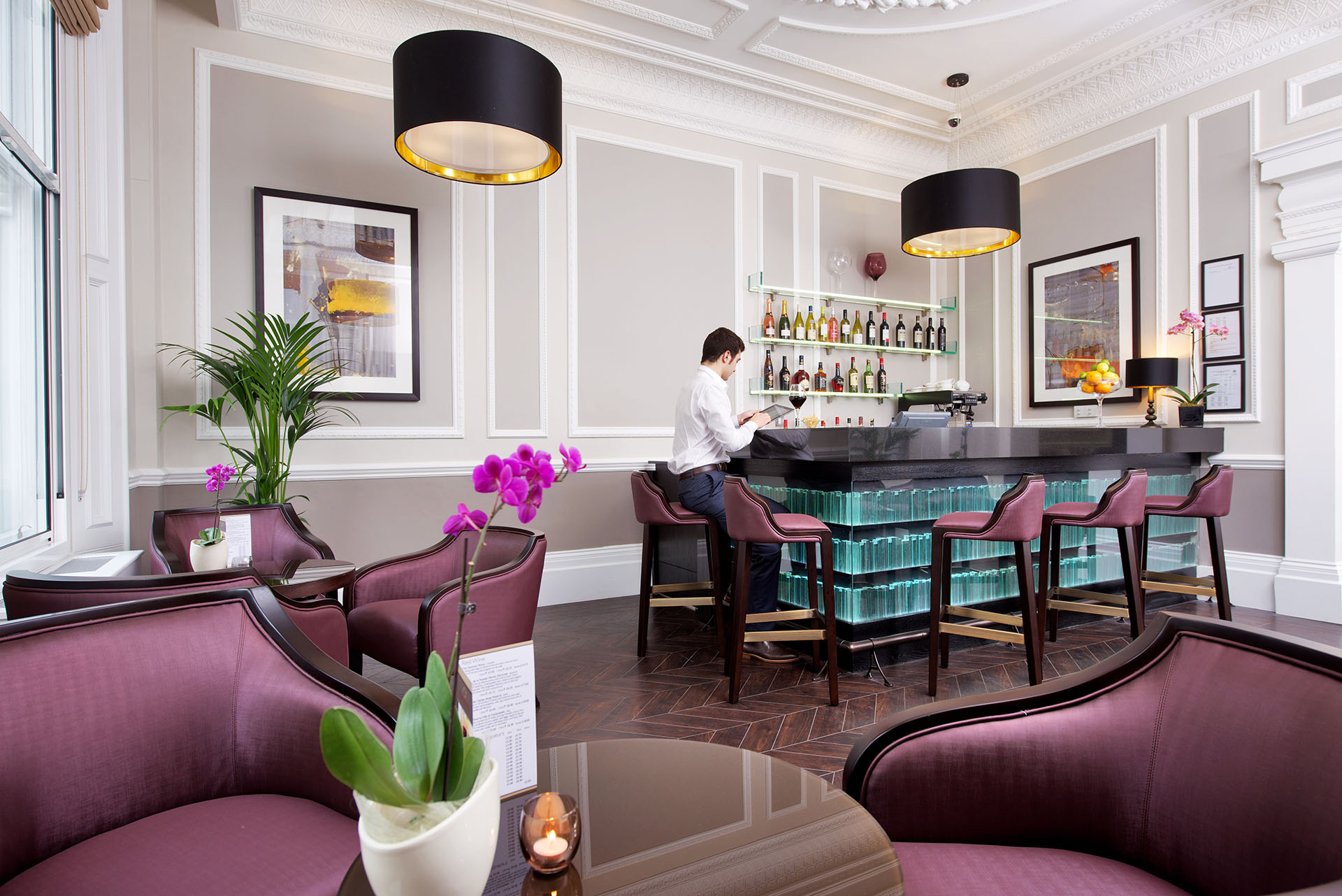 Wine bar at apartment hotel in London for short stay in Kensington