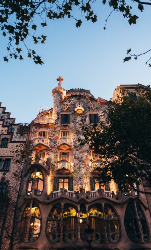 Night view of Casa Battlo