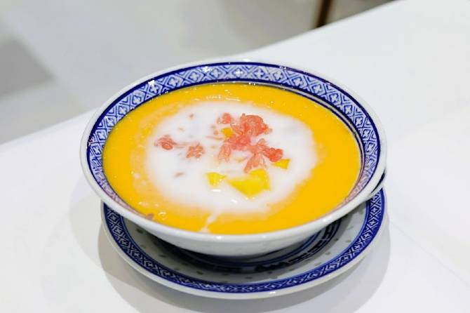 Black Glutinous Rice with Mango and Peach Gum in Fresh Milk