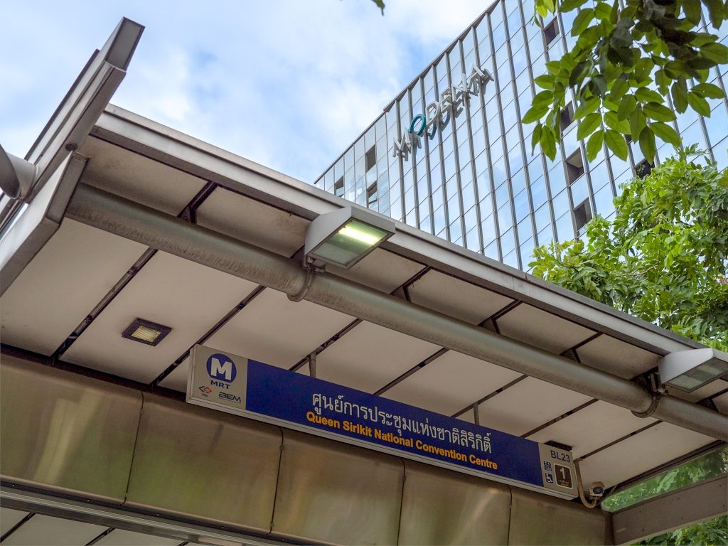  Entrance to QSNCC MRT Station in Bangkok near Modena by Fraser Bangkok serviced apartments