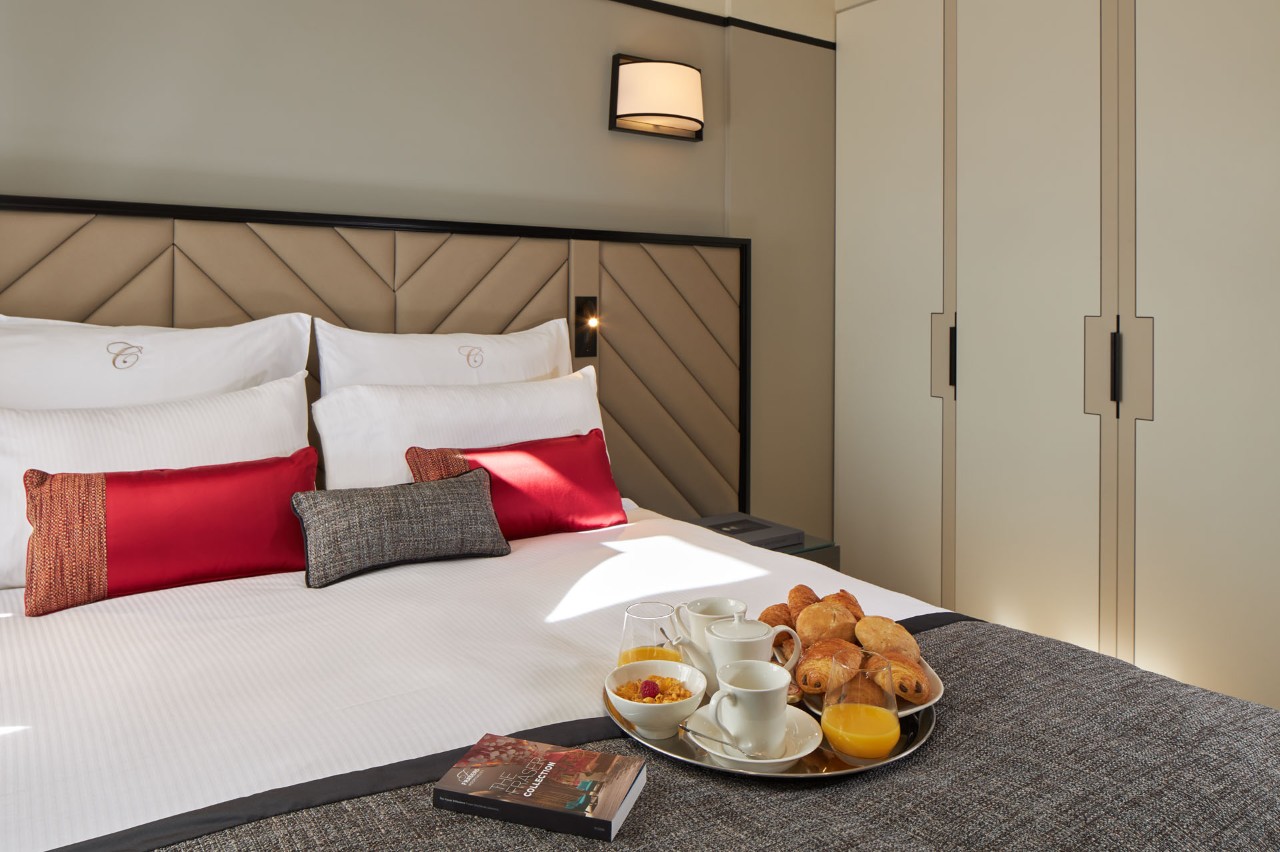 suite-premier-une-chambre-fraser-suites-le-claridge-champs-elysees