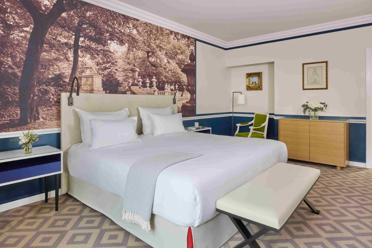 suite-executive-chambre-vue-patio-fraser-suites-le-claridge-champs-elysees